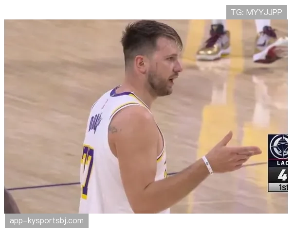 东契奇又在更衣室吃披萨了？这哥们场下真把NBA当自助餐