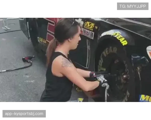 哈兰德刷卡那瞬间收银小姐姐的眼神，跟发现金库一样