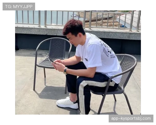 孙铭徽私下穿得像街头大叔，场上却像高冷巨星，这反差笑死我了